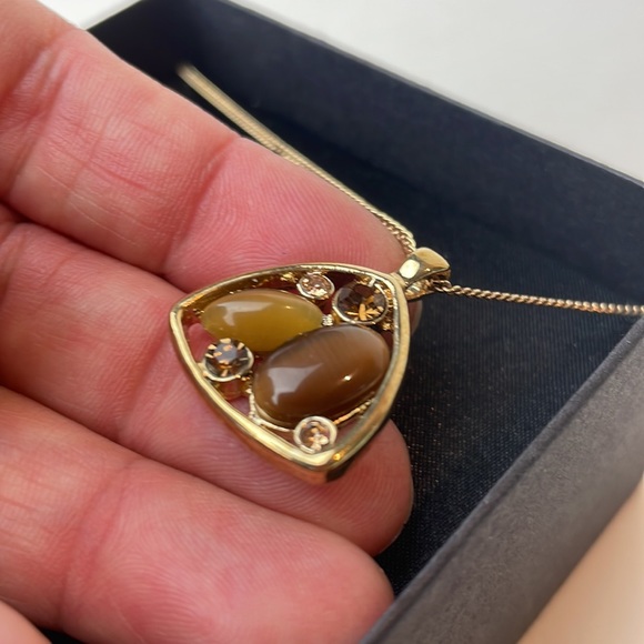 Tiger Eye Pendant Necklace & Matching Earrings Studs - Picture 3 of 4